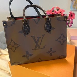 AUTHENTIC LOUIS VUITTON ONTHEGO BAG. Size MM